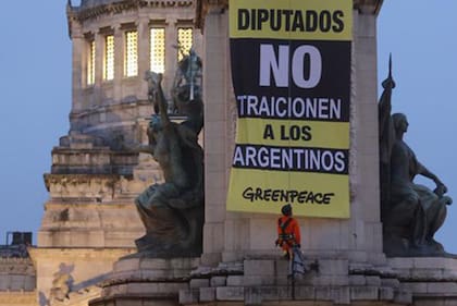 Ayer, activistas de Greenpeace se treparon al monumento de la plaza de Los Dos Congresos para protestar contra la reforma