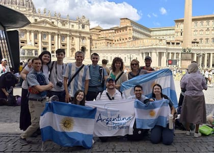 Ayer antes del Angelus de León, Berbere junto a Pablo Martínez, Aldana Canale y el padre Jorge Reinaudo, que participan del Jubileo de los misioneros digitales e influencers católicos