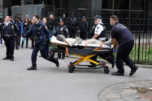 Murió el hombre que se prendió fuego frente al tribunal de Nueva York donde Trump enfrenta un histórico juicio