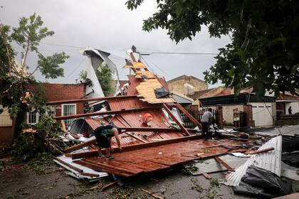 Ayer, durante el temporal que asoló a Miramar se voló el techo de la panadería La Chocolatta