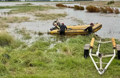 Ayer, el cuerpo de Bomberos Voluntarios de la localidad bonaerense de 25 de Mayo, junto a sus fuerzas colegas de la localidad de Bolívar, a cargo del operativo, encontraron a Jorge Acuña en las inmediaciones del canal Piñeyro, paralelo al arroyo Vallimanca