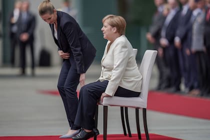 Ayer, el cuerpo de Merkel tembló visiblemente durante un acto