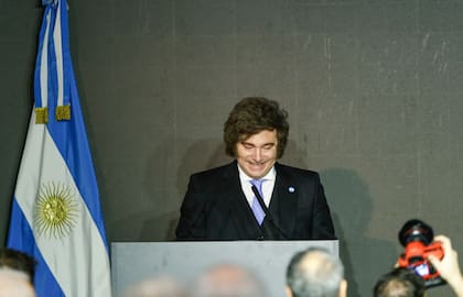 Ayer, el presidente Javier Milei, en el acto por el 172° de la Bolsa de Cereales de Buenos Aires, anunció una rebaja de los derechos de exportación para el trigo y la cebada desde el 7,5% al 5,5% desde junio próximo. Para el caso de la soja, en tanto, dijo que la reducción será gradual desde enero de 2027, según la evolución de la recaudación, con quitas de entre un cuarto y medio punto por mes. Hoy la soja tributa en el grano un 24%