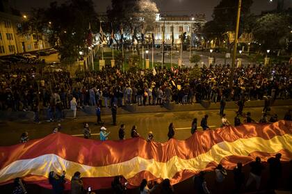 Ayer el presidente Vizcarra suspendió al Congreso; justó después el Parlamento lo suspendió a él