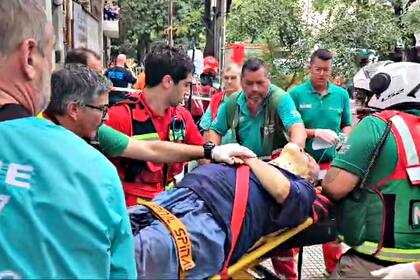 Ayer el SAME y Bomberos de la Ciudad trabajaron para atender a los 15 heridos, 11 adultos y cuatro menores de edad, por el derrumbe en Caballito