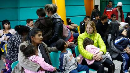 Ayer, en el hospital pediátrico Pedro de Elizalde, los padres esperaban que atendieran a sus hijos