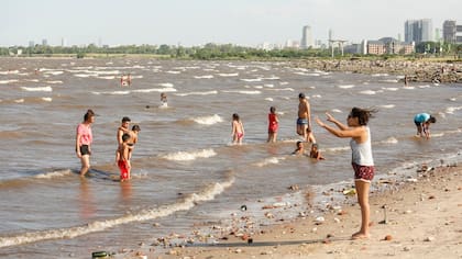 Ayer, en la costa de Vicente López, mucha gente se metió al río