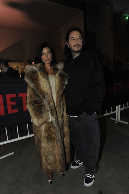 Ayer, en la previa al gran estreno de En el barro, el equipo que formó parte de la serie festejó a lo grande. Sebastián Ortega, el productor de la ficción de Netfix, y Valentina Zenere, una de las protagonistas, se enamoraron en el set y anoche no dudaron en mostrarse muy cariñosos. Incluso, Ortega aprovechó la ocasión para festejar, a partir de la medianoche, su cumpleaños