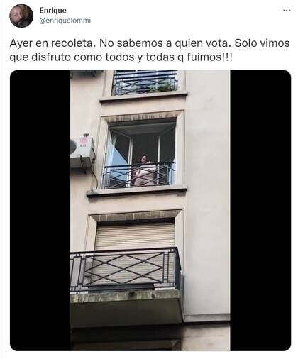 "Ayer en Recoleta": el tuit del baile de la vecina de Cristina Kirchner que se viralizó (Foto: Captura de Twitter)