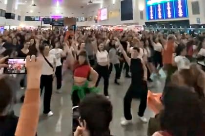 Ayer, estudiantes universitarios protestaron con un baile en la estación Once contra el veto de Milei