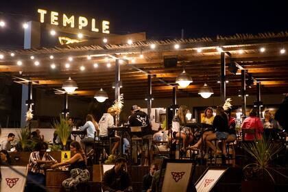 Ayer, frente a la posibilidad de que se impongan restricciones a la circulación nocturna, en Pinamar los bares y boliches tuvieron una gran concurrencia