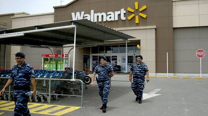 Ayer hubo despliegue policial en la entrada del supermercado Walmart de Luján, donde hubo un intento de saqueo