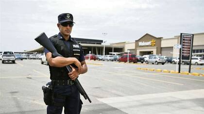 Ayer hubo despliegue policial en la entrada del supermercado Walmart de Luján, donde hubo un intento de saqueo