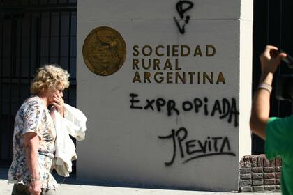 Ayer, hubo pintadas en el edificio de la Sociedad Rural