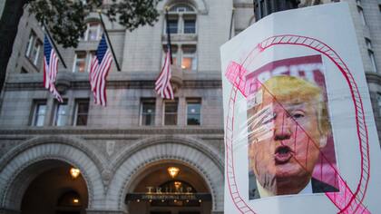 Ayer hubo protestas en el hotel de Trump en Washington