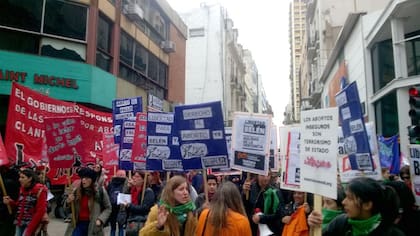 Protesta frente a la casa de Tucumán en Buenos Aires para la liberación de Belén