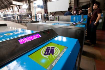 Ayer instalaron molinetes con lectores de la tarjeta SUBE en Retiro y Tigre
