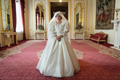 La imagen del vestido de novia de Lady Di en el cuerpo de Emma Corrin, quien interpretó a la princesa en la cuarta temporada de la serie