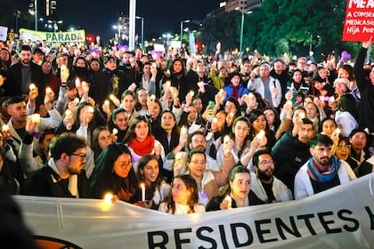 Ayer, la Noche de las Velas visibilizó el reclamo de los residentes del Garrahan