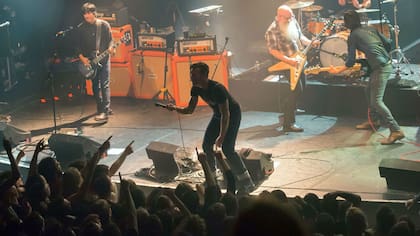 Ayer, la sala llena mientras tocaba Eagle of Deatth Metal