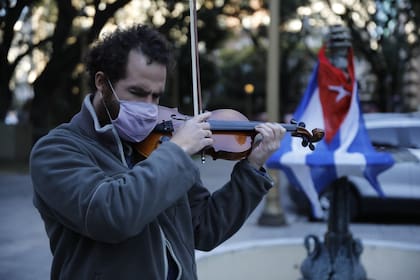 Ayer, Mariño comenzó su semana de manifestación frente a la Cancillería argentina. Su idea es performar con su violín todos los días de 18 a 19 hasta el domingo