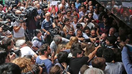 Ayer Martin sabbatella en la puerta de la Afsca habló con los medio, hoy ordenaron el desalojo