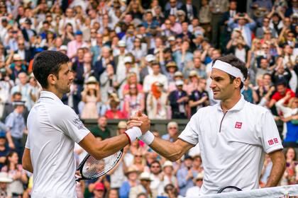 Ayer nomás: Djokovic saluda a Federer, después de ganarle la final de Wimbledon 2019