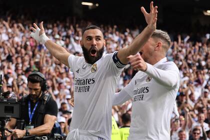 Ayer nomás: gol de Karim Benzema contra Barcelona en el Santiago Bernabeu; en la mano derecha, el vendaje que lo acompaña