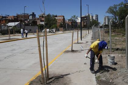 Ayer, operarios de la Ciudad terminaban detalles de albañilería en las veredas