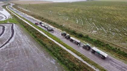 Ayer por la mañana, los productores redoblaron la apuesta y, a la rastra del primer corte, sumaron tractores y camionetas para dificultar el paso de la producción del tambero