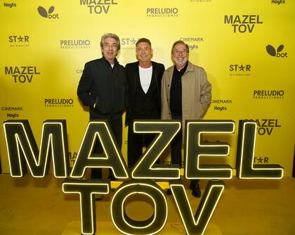 Ayer por la noche, los famosos se reunieron en el shopping DOT para acompañar a Adrián Suar en la avant premiere de su segunda película como director, Mazel Tov. En la foto, junto a Ricardo Darín y Guillermo Francella