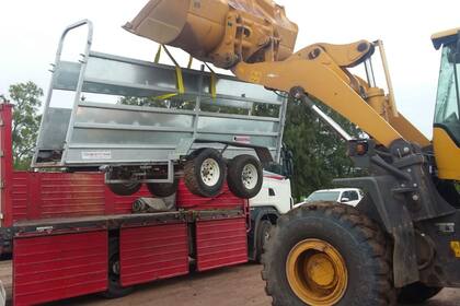 Ayer por la tarde llegó un camión de la empresa santafecina Farmquip con módulos y se armaron los corrales
