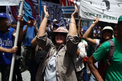 Ayer se realizaron protestas frente a la sede central del INTA en defensa del organismo
