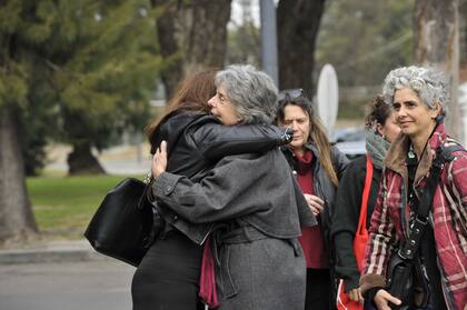 Ayer, un gran número de periodistas y amigos de Mactas se acercaron a su velatorio en el Salón Perón de la Legislatura de la Ciudad de Buenos Aires. La despedida de hoy tuvo un perfil más familiar