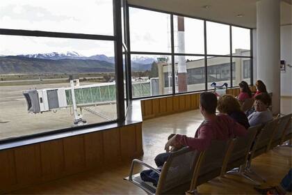 Ayer, un grupo de turistas aguardaba en el aeropuerto poder tomar su vuelo de las 22.15