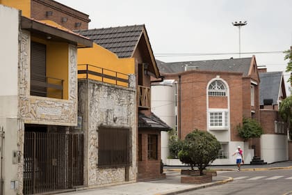 Ayer y hoy: conviven las edificaciones más ochentosas con las de principios de 2000