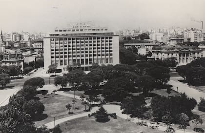 Ayer y hoy. Cuando fue inaugurado el edificio, el 27 de diciembre de 1942