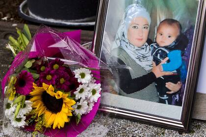 Alan, en los brazos de su madre, en una foto en la casa de Tima Kurdi