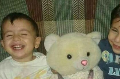 Aylan (izquierda), junto a su hermano
