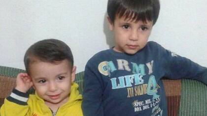 Aylan Kurdi, en la izquierda, y su hermano Galib Kurdi, quien también falleció intentando llegar a las costas griegas