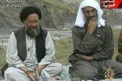 Ayman al ZawahIri, a la izquierda, se encuentra sentando en la foto junto a Bin Laden