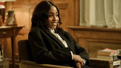 Ayo Edebiri hace el papel de la estudiante Maggie, una de las alumnas estrella de Alma.