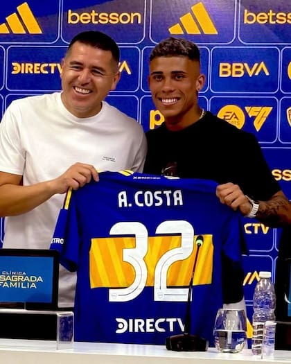 Ayrton Costa, con Juan Román Riquelme, durante su presentación como futbolista de Boca