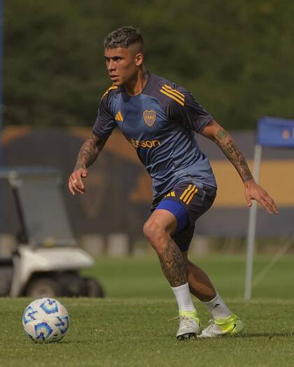 Ayrton Costa, durante un entrenamiento de Boca
