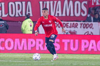 Ayrton Costa en acción, en Independiente