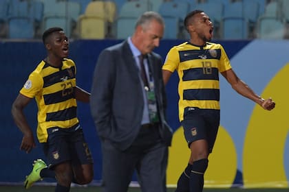 Ayrton Preciado y Moises Caicedo celebraban detrás uno de los goles ecuatorianos; Gustavo Alfaro, en primer plano, se lamentaría después un empate que complica mucho a su equipo