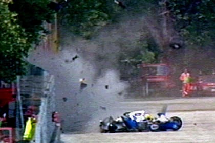 Restos del automóvil Williams-Renault salen despedidos por el aire, luego de que el brasileño se estrellara a gran velocidad en la séptima vuelta del Gran Premio de San Marino. Senna murió como resultado de las heridas provocadas por el impacto, el 1 de mayo de 1994