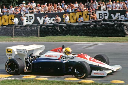 Ayrton Senna corriendo con ese mismo auto el Gran Premio de Brands Hatch, Inglaterra, en 1984.