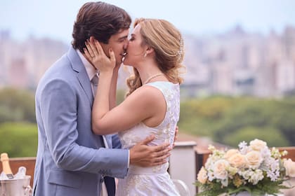 Ayrton Senna (Gabriel Leone) junto a su primera esposa Lilian (Alice Wegmann)