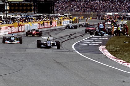Ayrton Senna lidera sobre Michael Schumacher y Gerhard Berger bajo bandera amarilla y el Auto de Seguridad, tras el accidente de JJ Lehto y Pedro Lamy; en la reanudación del Gran Premio de San Marino, el brasilero protagonizaría el accidente que provocó su muerte